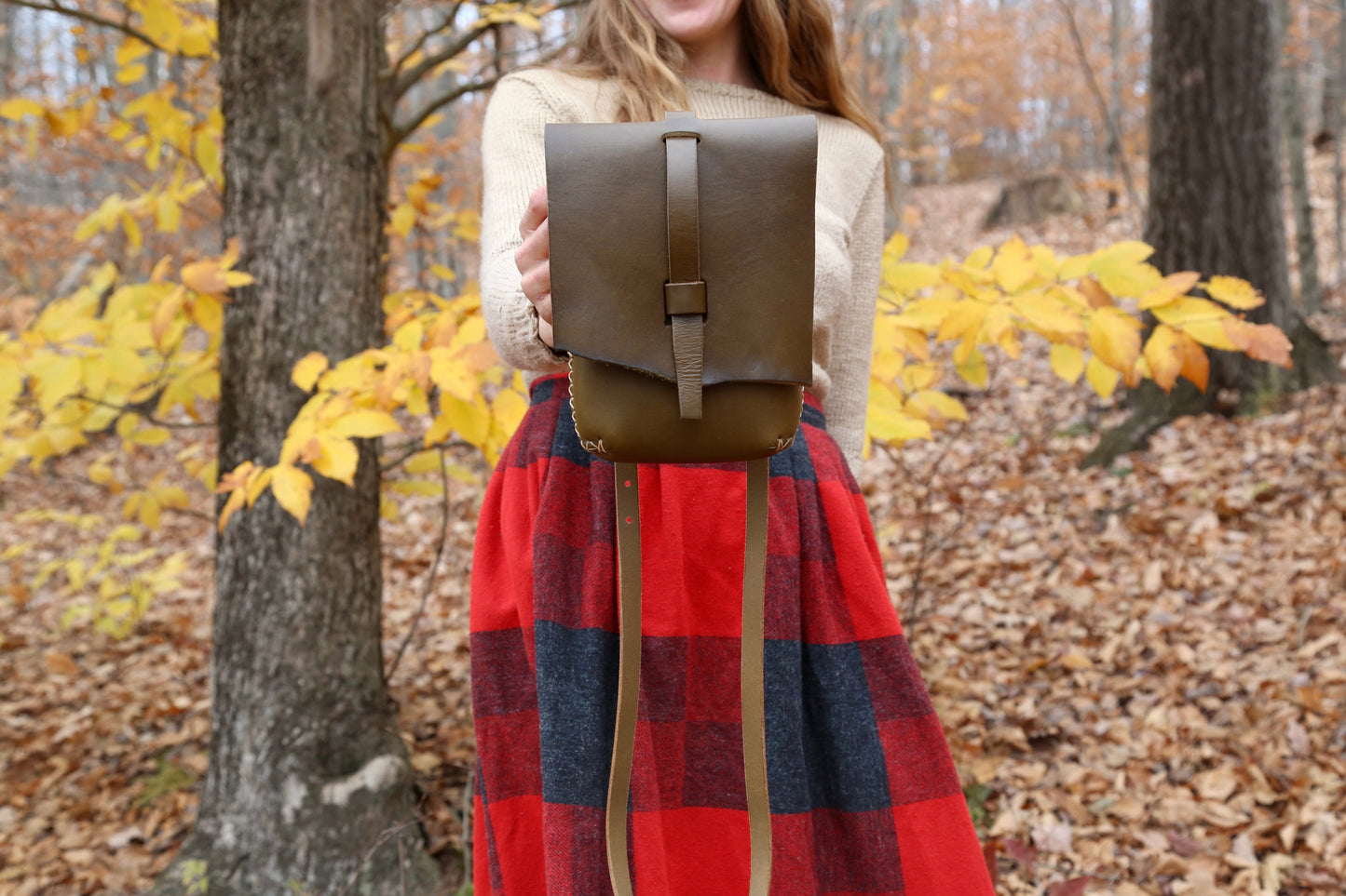Load image into Gallery viewer, Natural Edge Crossbody Bag in Olive Green
